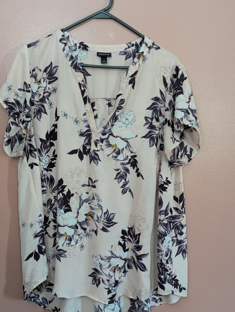 a.n.a Cream Floral V-Neck Short Sleeve Blouse with Navy and Light Blue Accents